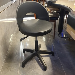 딜러 의자 - 카지노 포커홀덤테이블용 튼튼한 의자 이미지